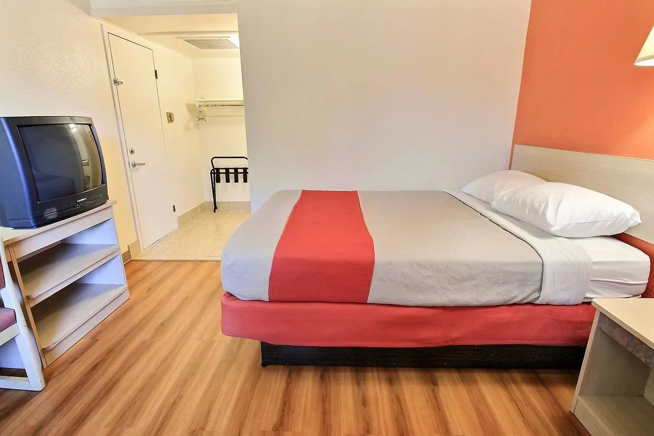Motel 6 Williamsburg Hotel