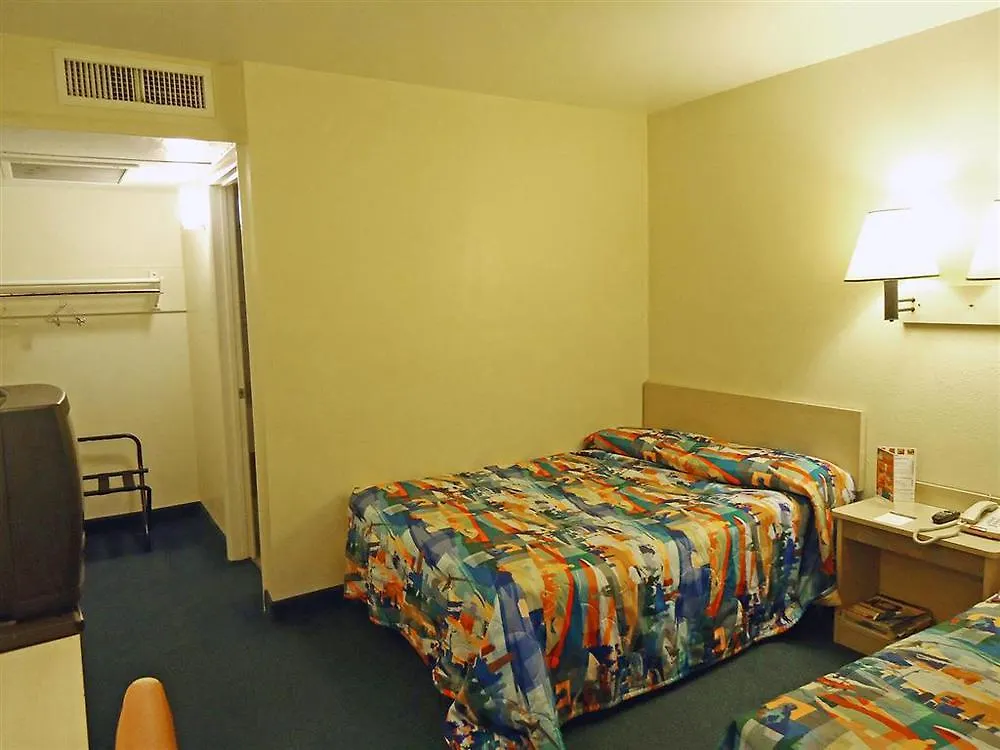 Motel 6 Williamsburg 2*,